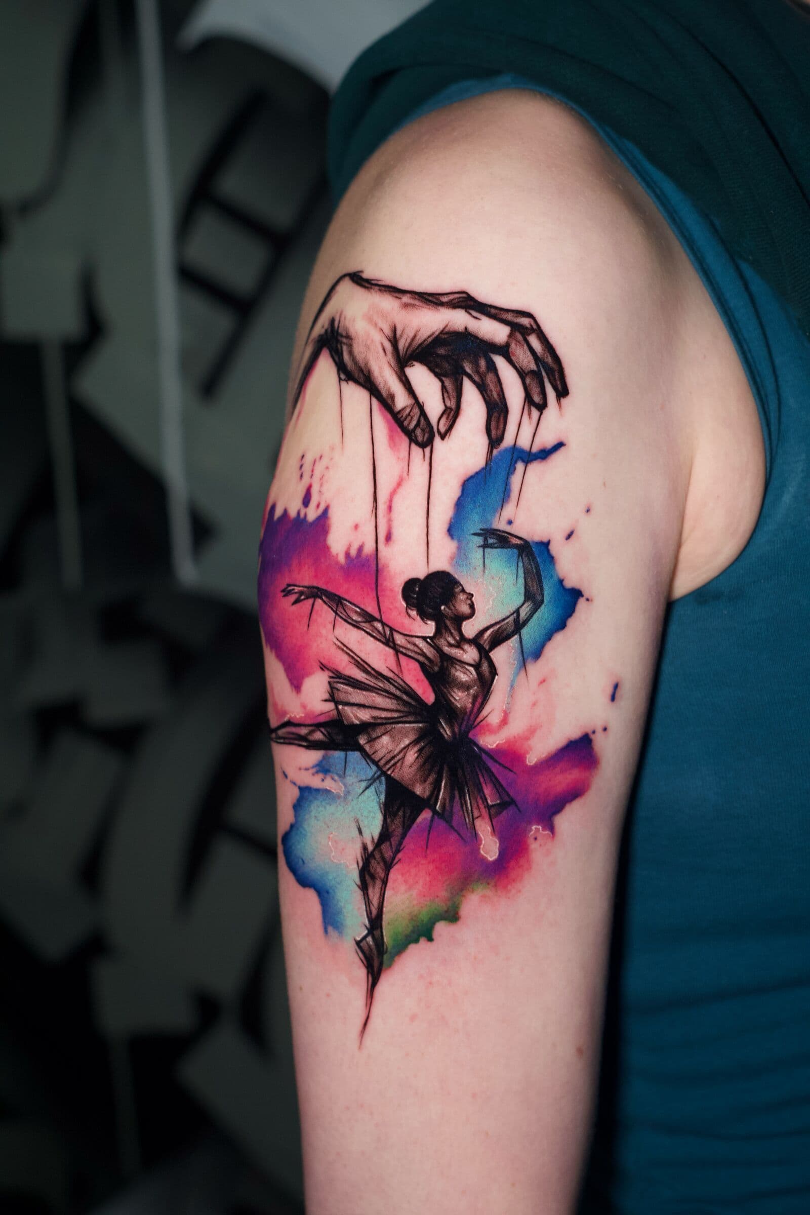 Marionetten-Ballerina, Tattoo am Oberarm