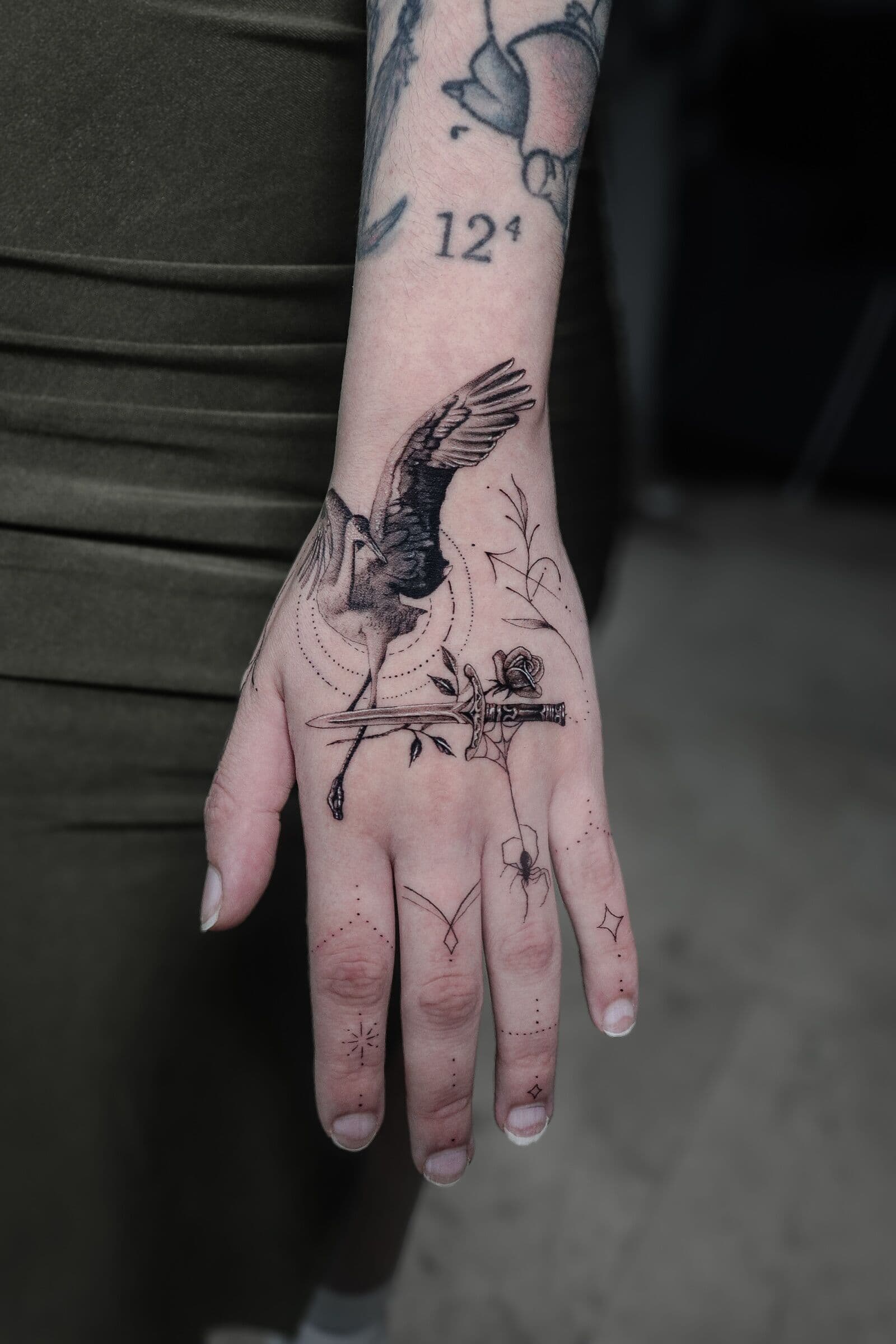 Vogel, Tattoo an der Hand