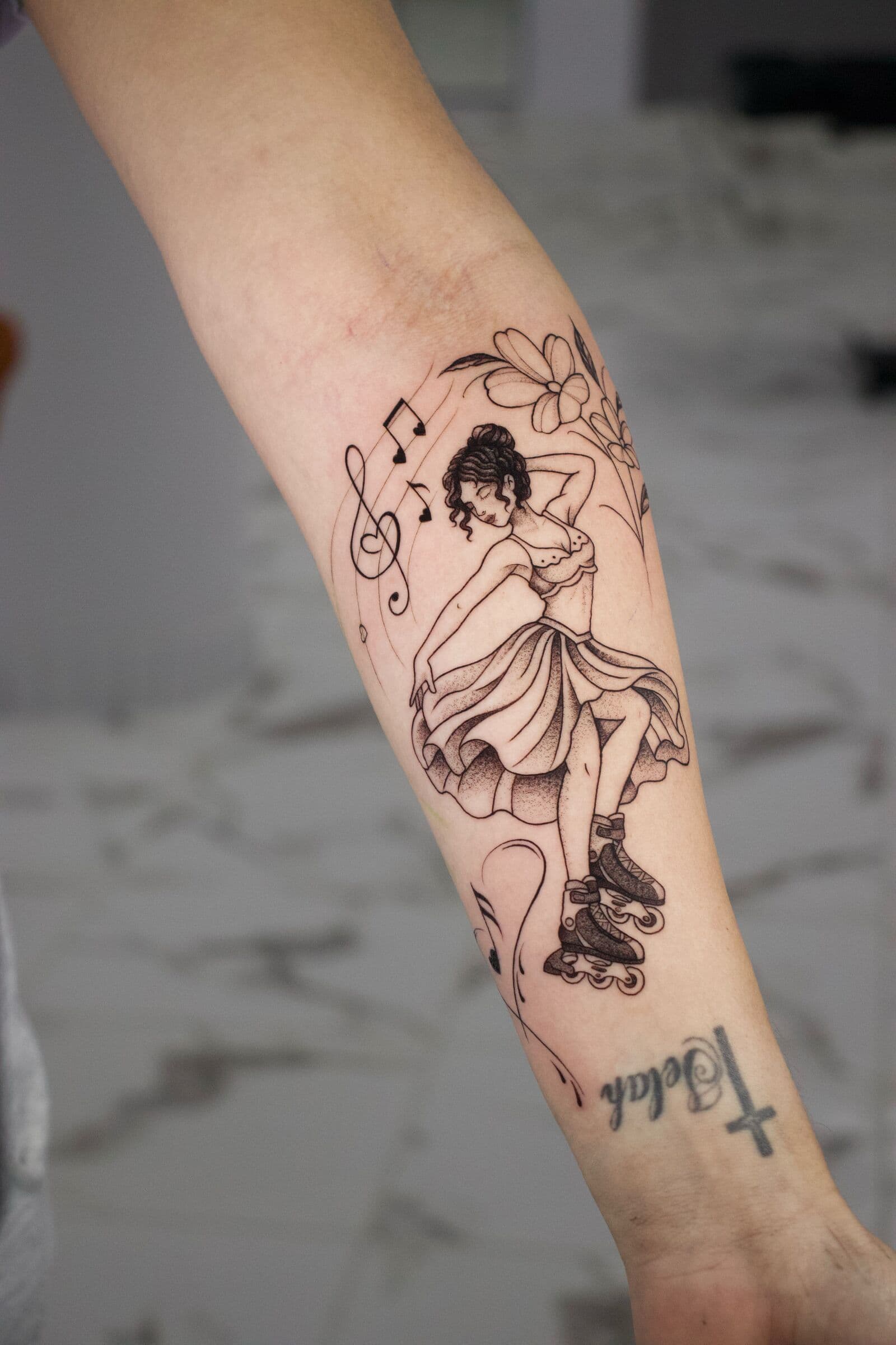 Tänzerin, Tattoo am Unterarm