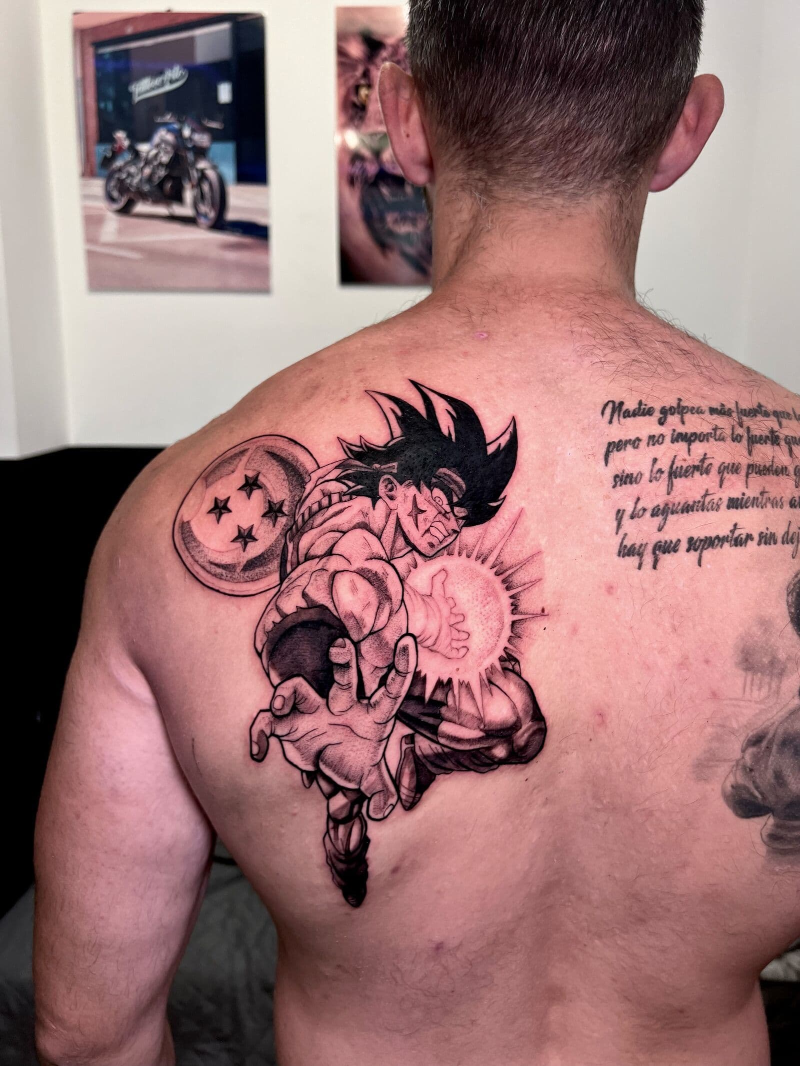 Anime-Held, Tattoo auf dem Rücken