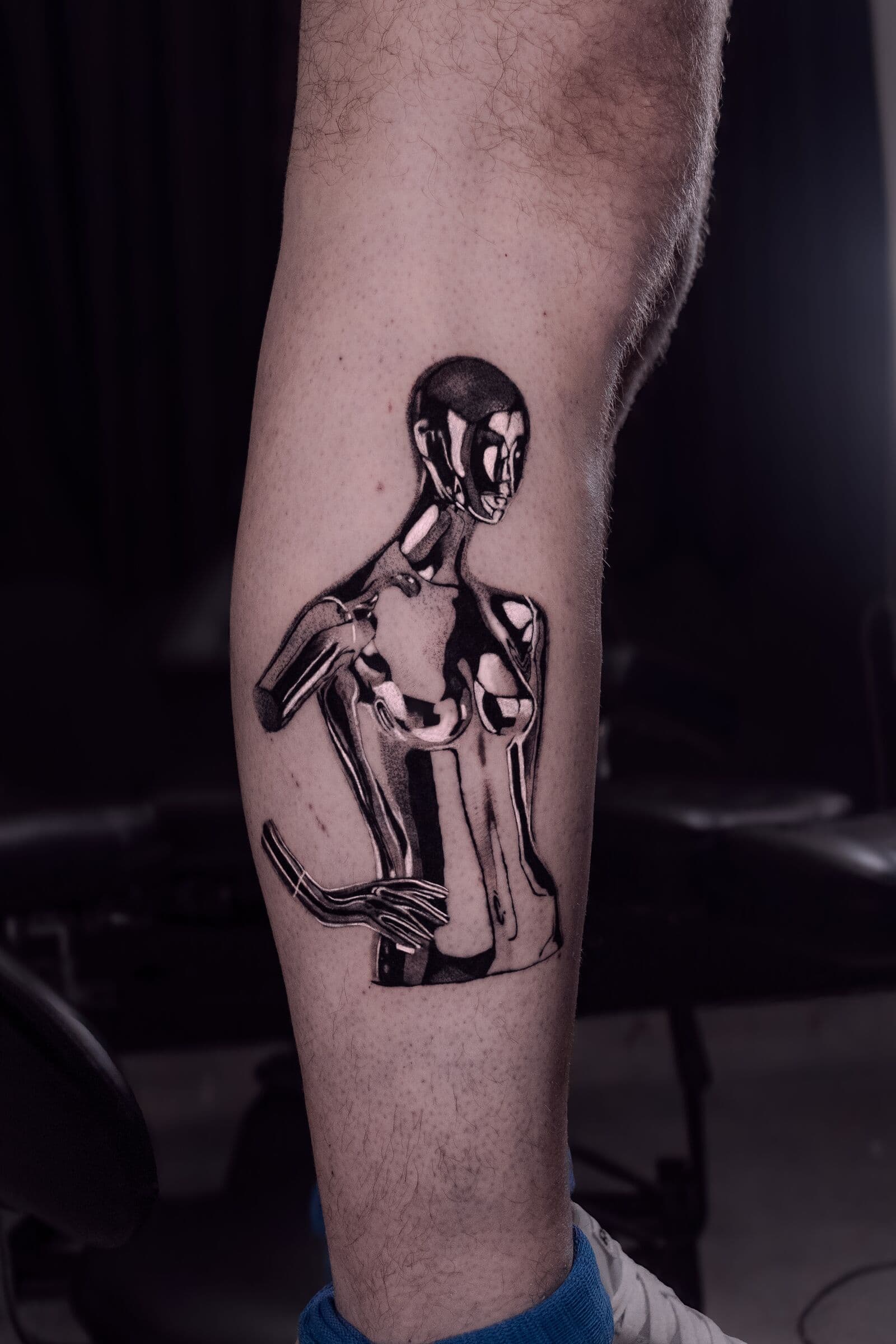 Chrom-Figur, Tattoo an der Wade