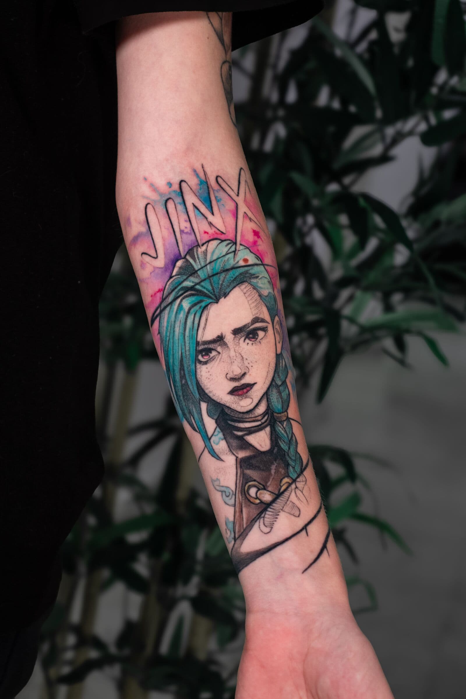 Comic-Figur, farbig, Tattoo am Unterarm