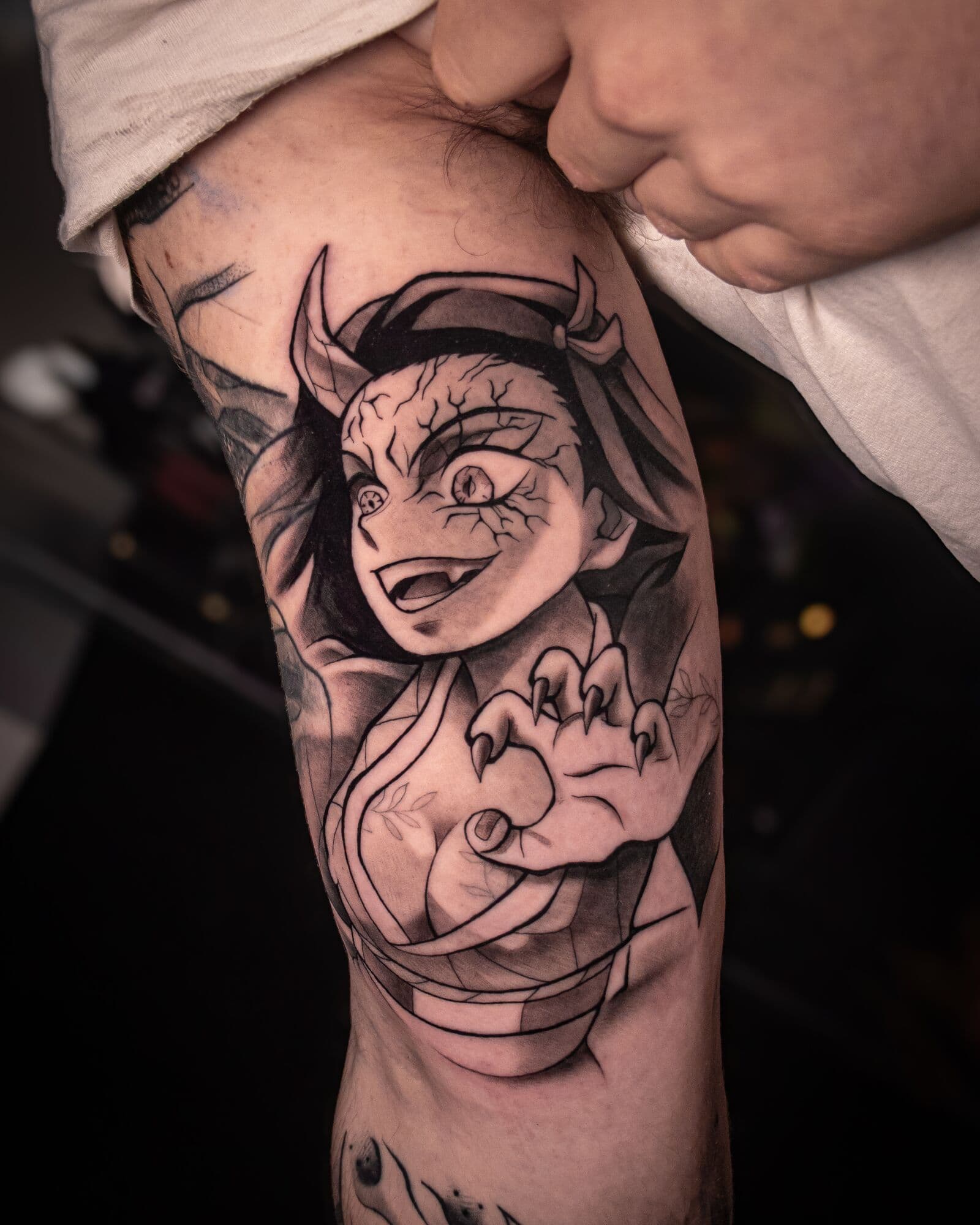 Anime-Dämonin, Tattoo am Oberarm
