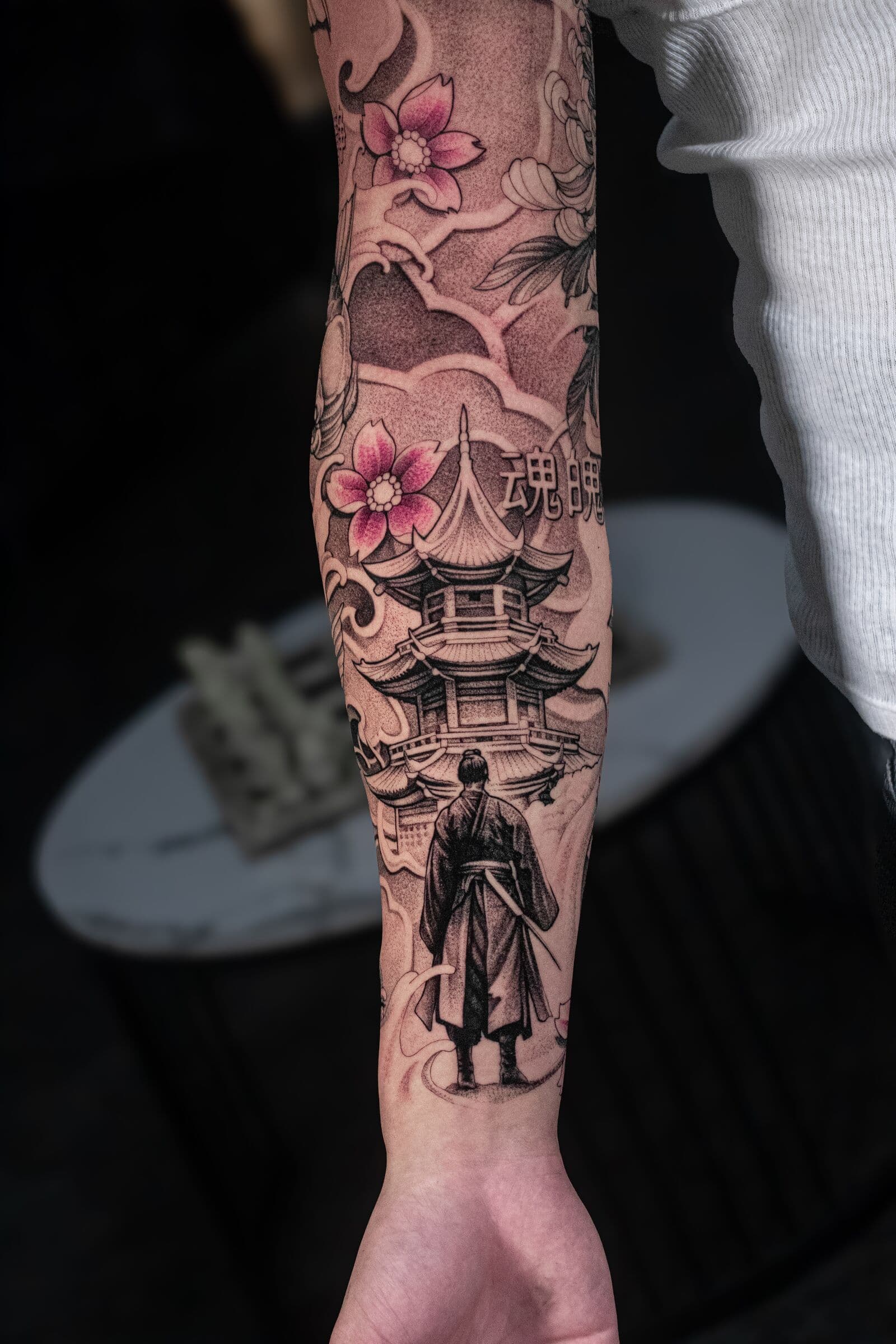 Pagode und Samurai, Tattoo am Unterarm