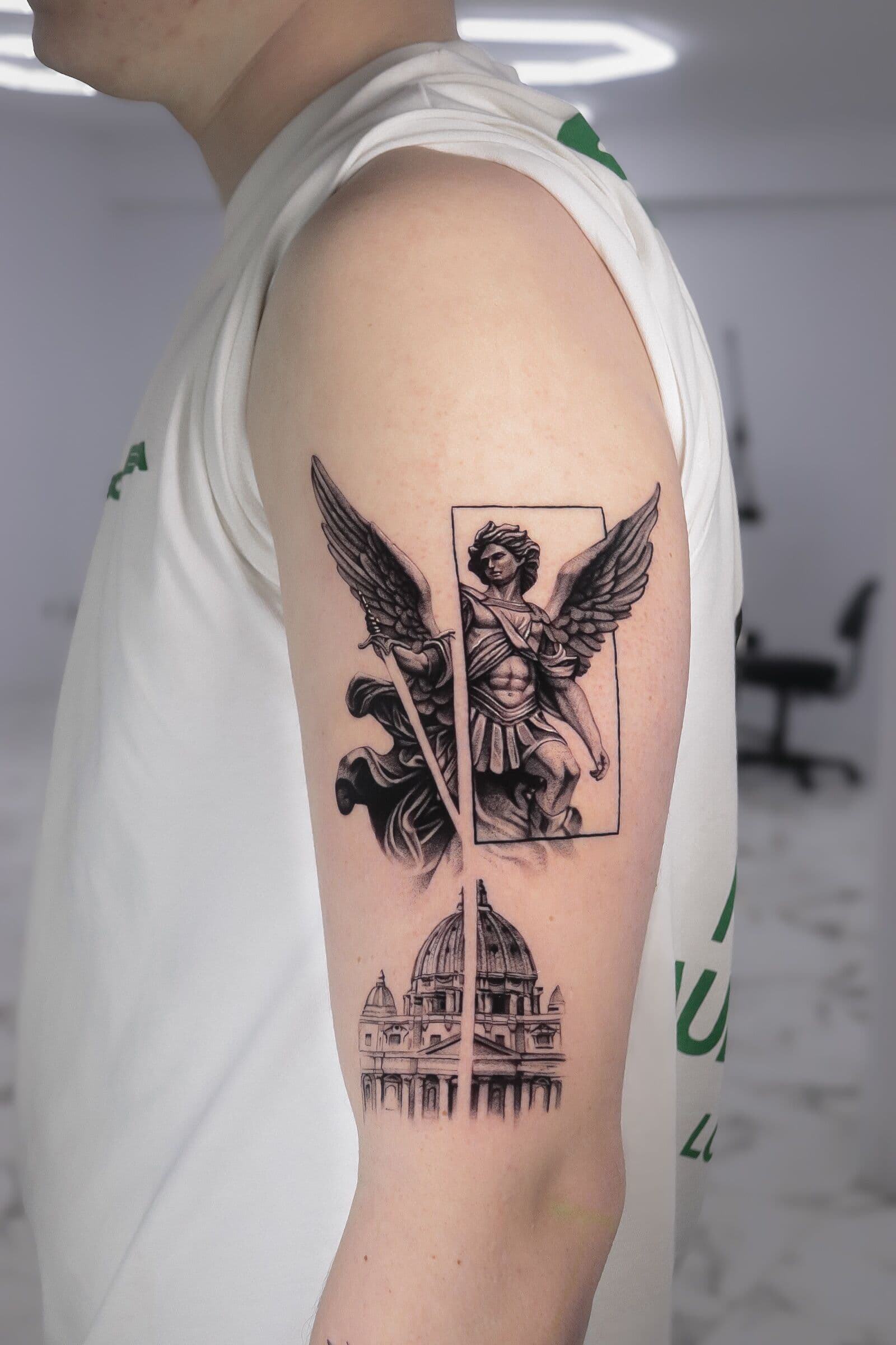 Erzengel und Kuppel, Tattoo am Oberarm