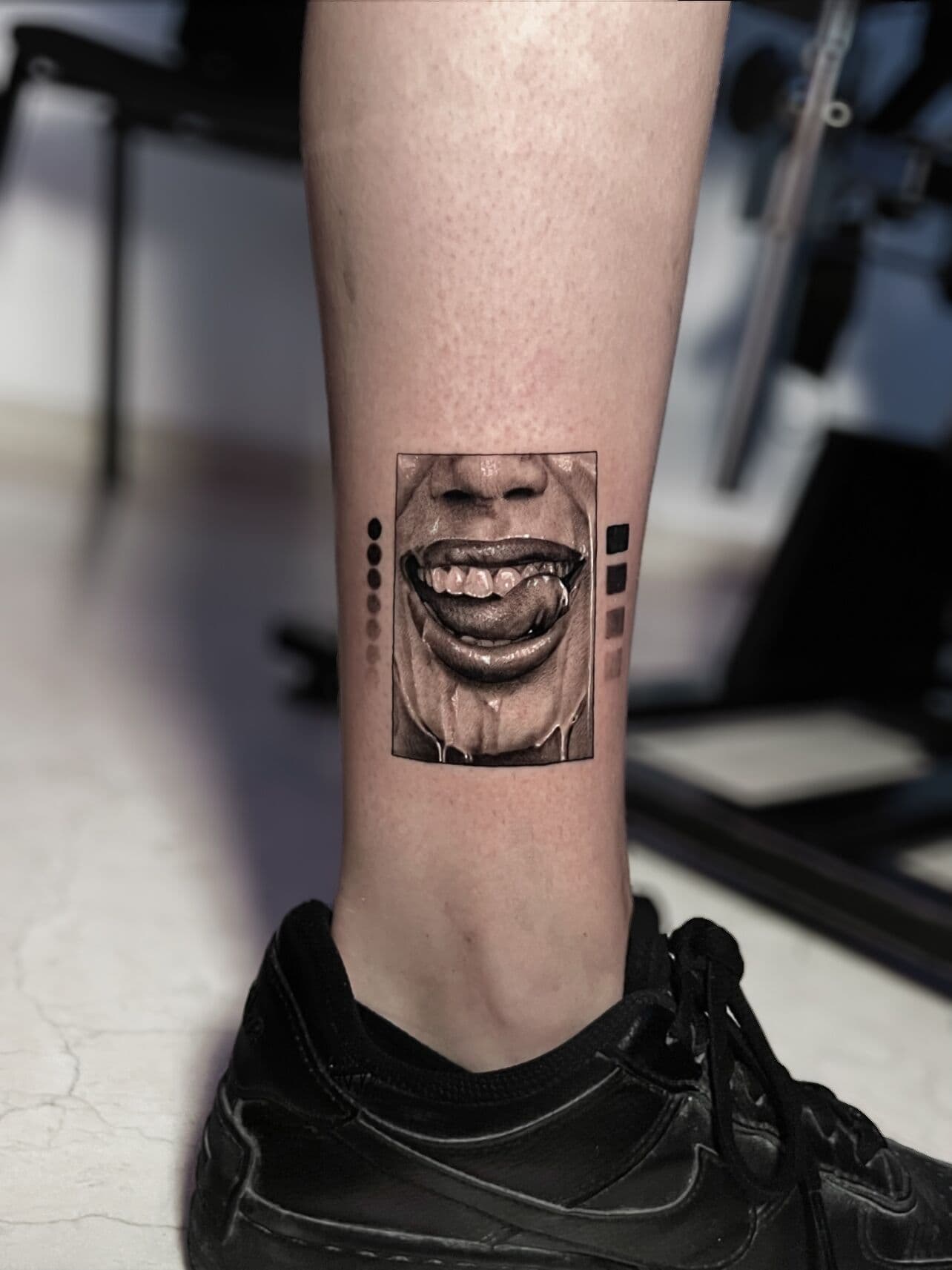 Lippen im Rahmen, Tattoo an der Wade