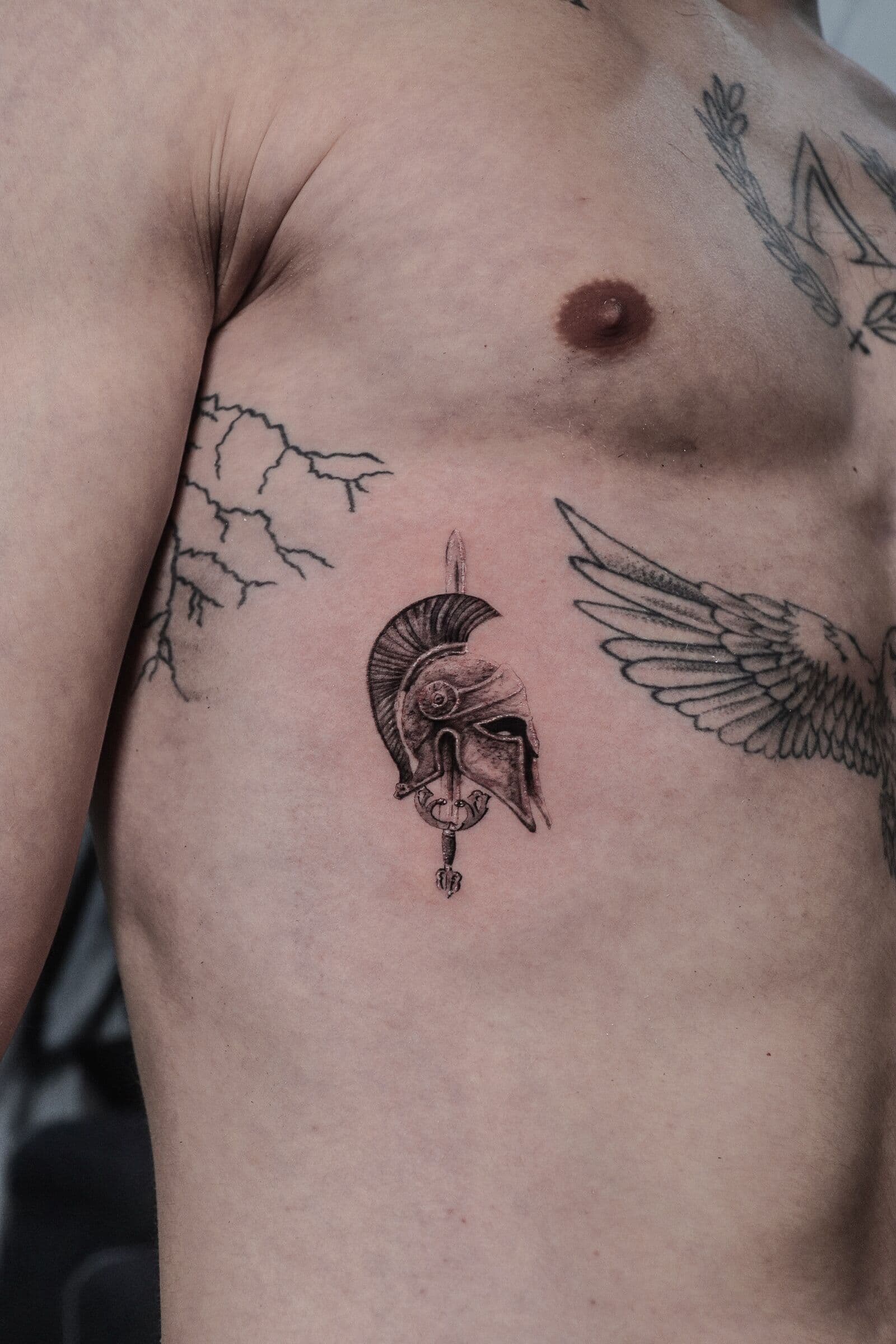 Spartanerhelm, Tattoo auf der Brust