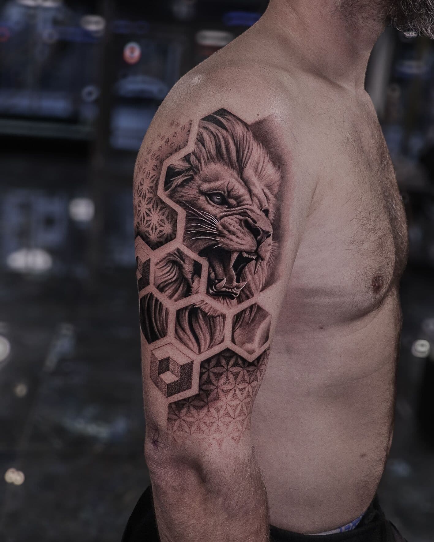 Löwe mit Waben, Tattoo an der Schulter
