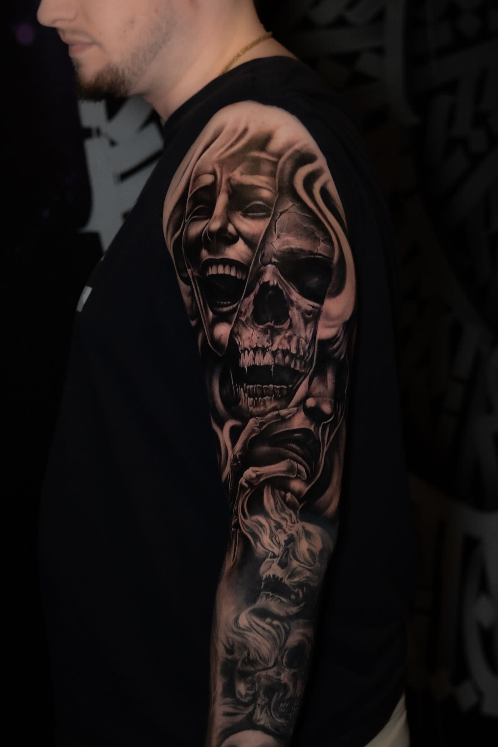 Gesicht und Totenkopf, Tattoo als Sleeve