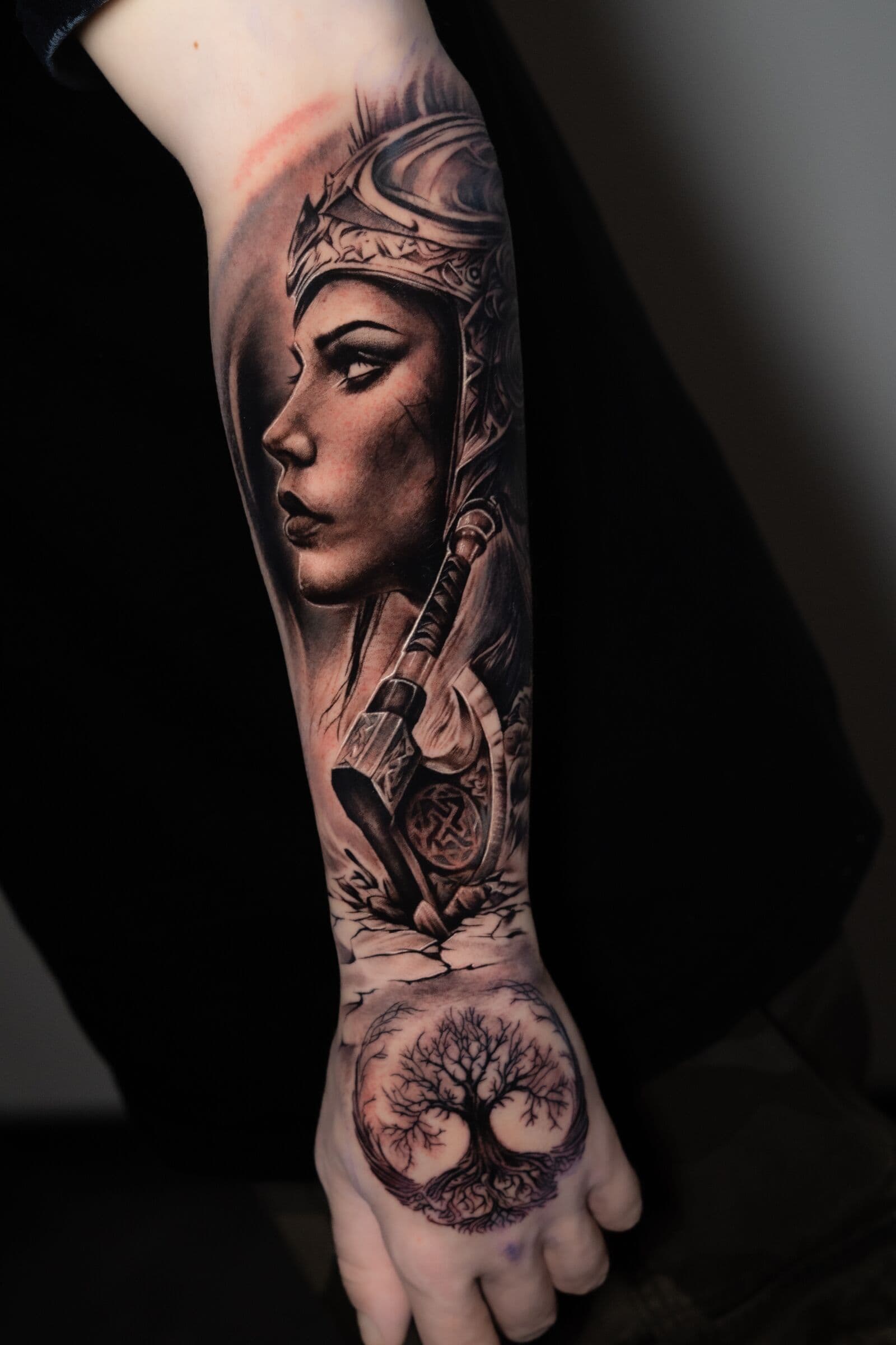 Kriegerin und Lebensbaum, Tattoo an Unterarm und Hand