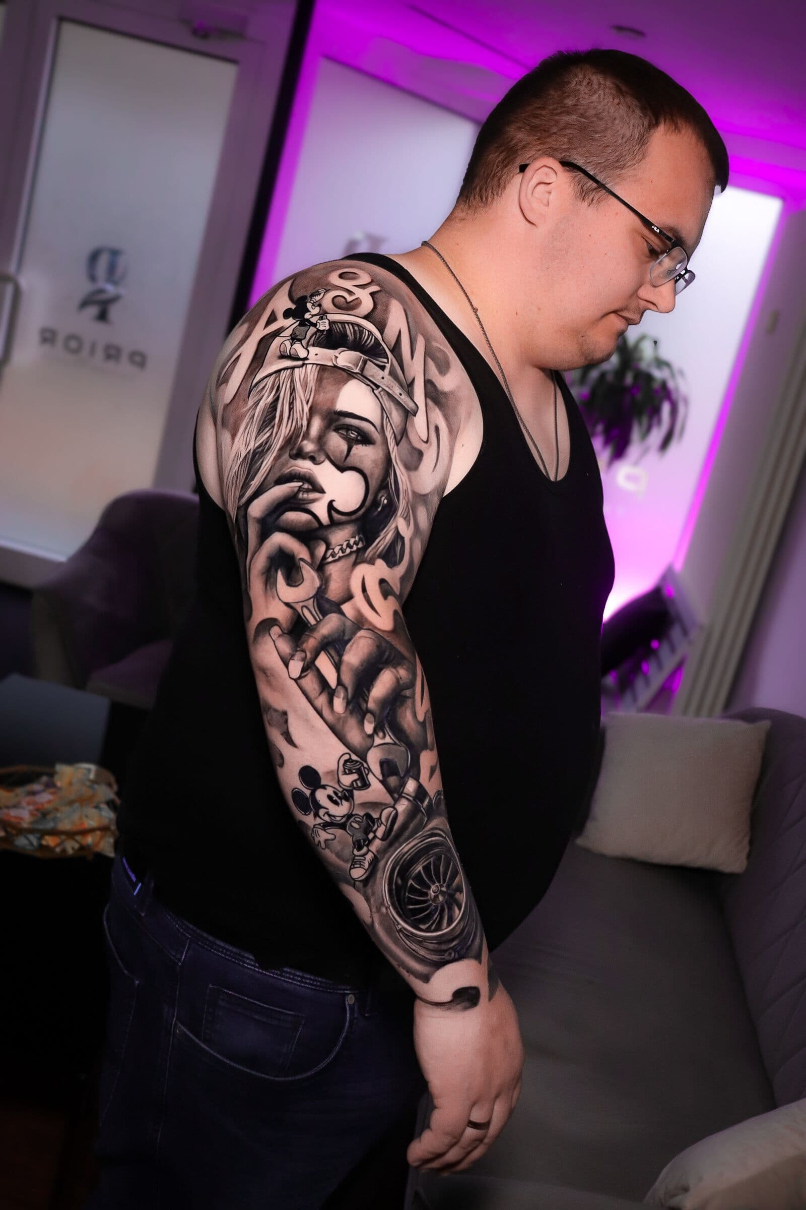Frauenporträt und Micky Maus, Tattoo als Sleeve